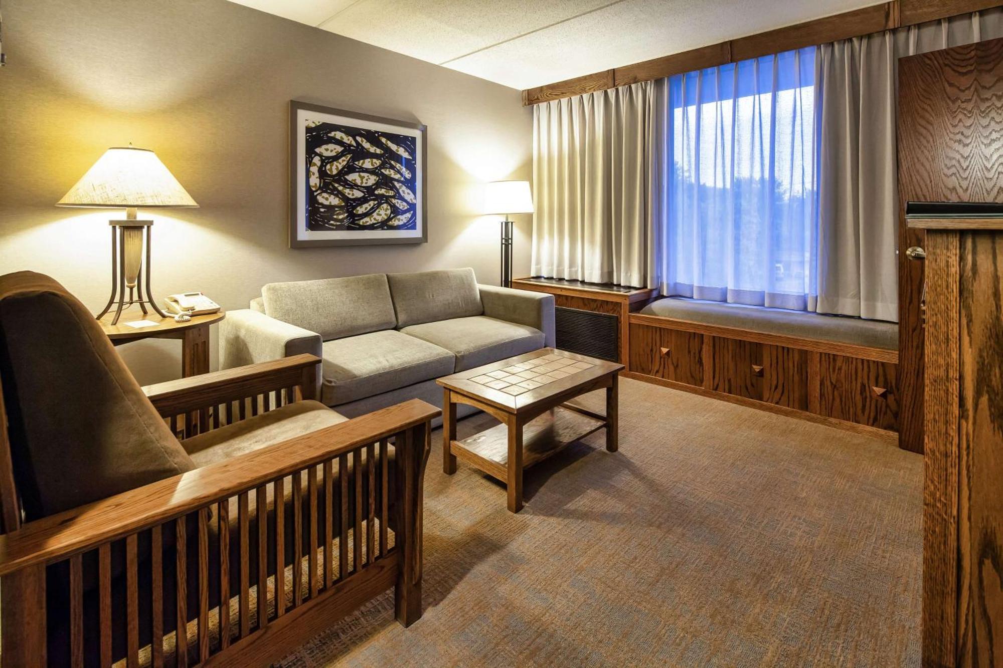 ดับเบิ้ลทรีบายฮิลตันโฮเต็ล ลิเบอร์ตี้วิลล์มันเดเลน Hotel Mundelein ภายนอก รูปภาพ