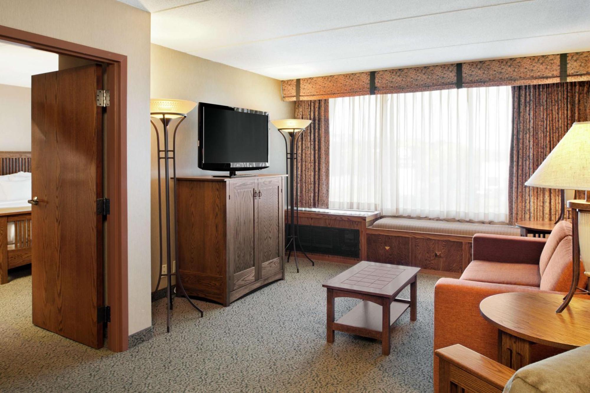 ดับเบิ้ลทรีบายฮิลตันโฮเต็ล ลิเบอร์ตี้วิลล์มันเดเลน Hotel Mundelein ภายนอก รูปภาพ